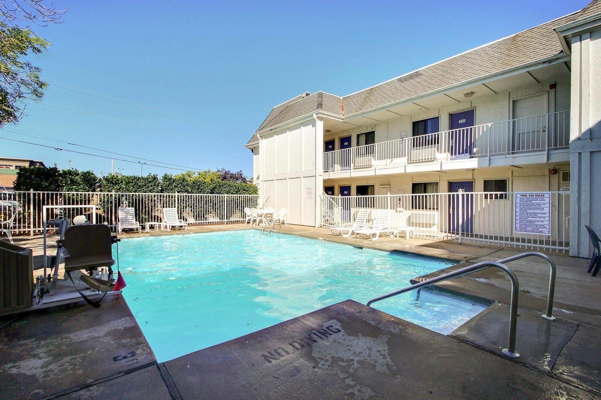 Motel 6 Milwaukee West - Brookfield Exterior foto