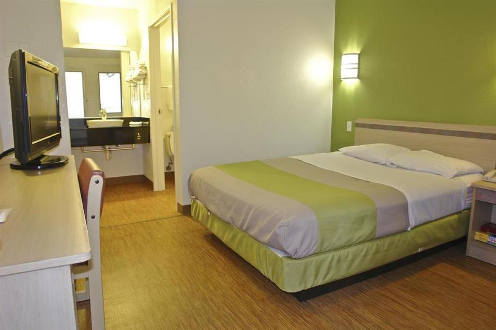 Motel 6 Milwaukee West - Brookfield Habitación foto