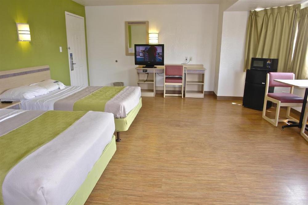 Motel 6 Milwaukee West - Brookfield Habitación foto